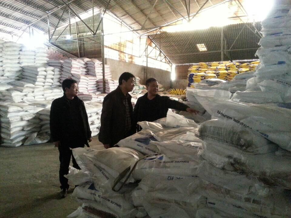 参观当地红四方经销商仓储情况