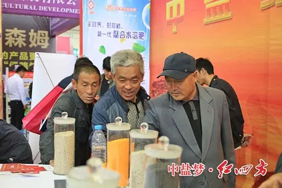 “往哪里走啊？”一位参会的经销商拉住身边匆匆而过的老乡问。
