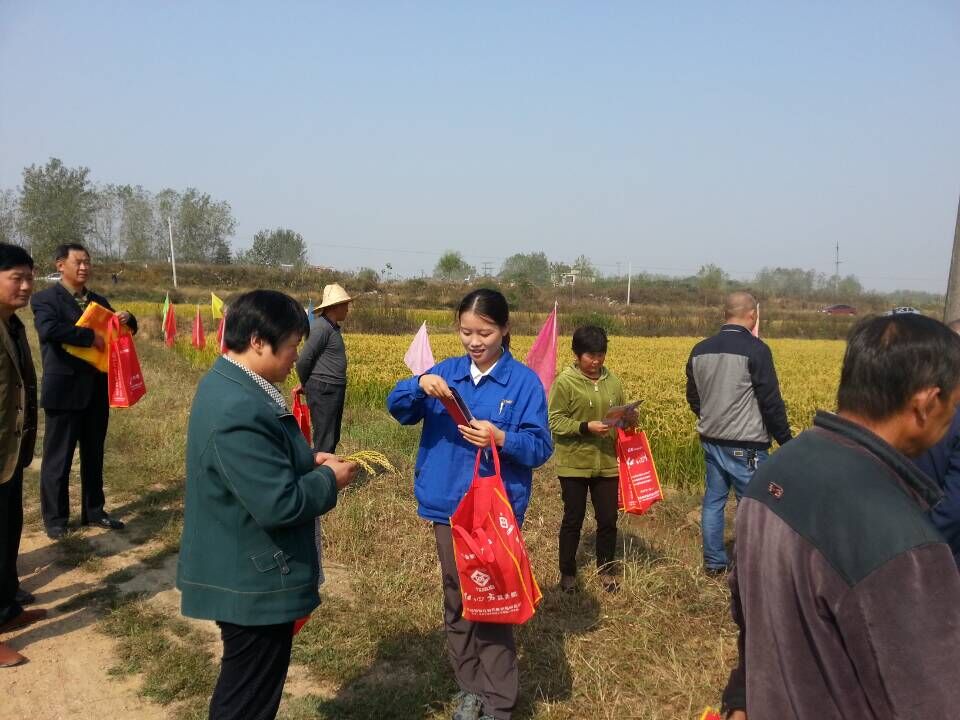 红四方品牌复合肥厂家董静经理正在发送宣传画册