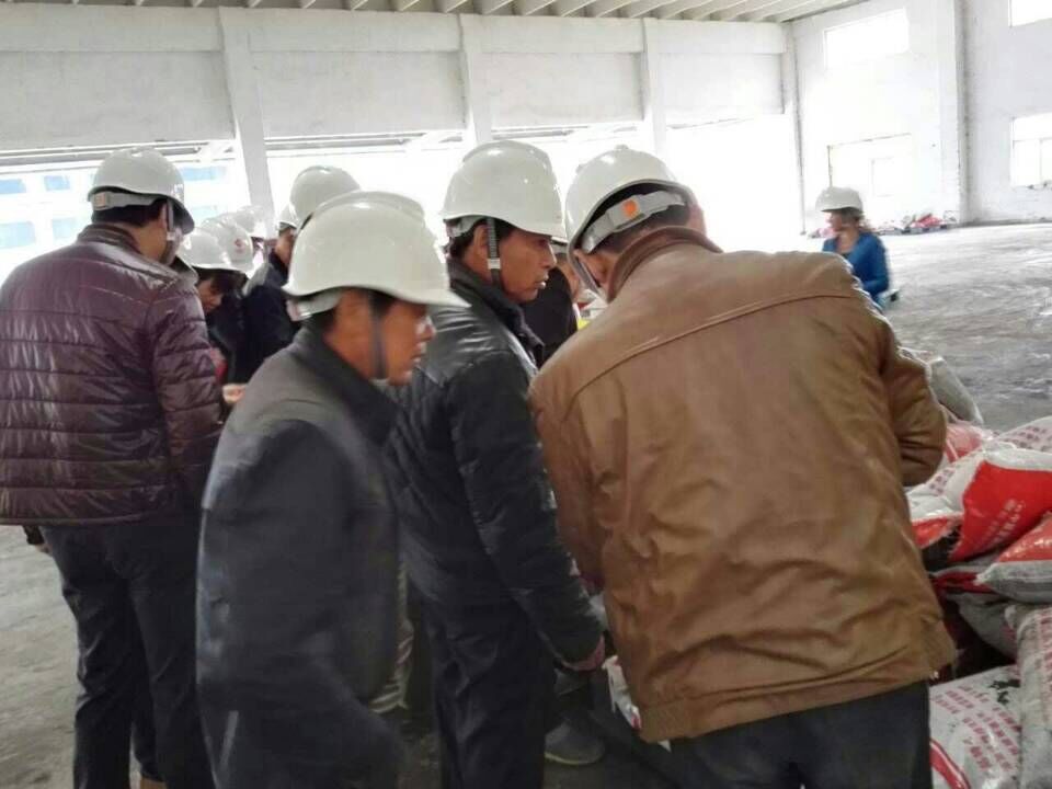 农场主们正在观看复合肥颗粒