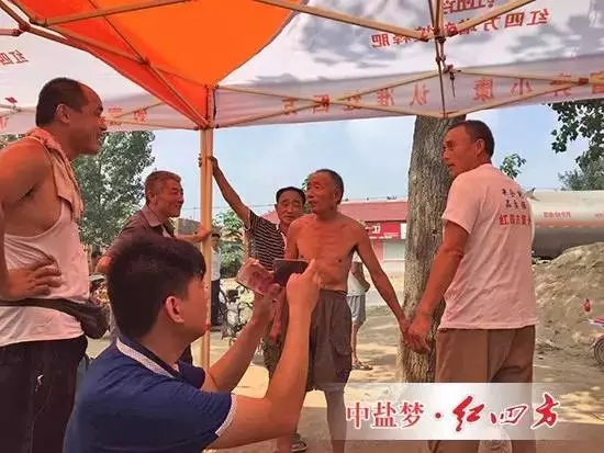 河北大名西宋庄订肥场面气氛活跃，“我穿起来好看不？！”买肥的老汉问。