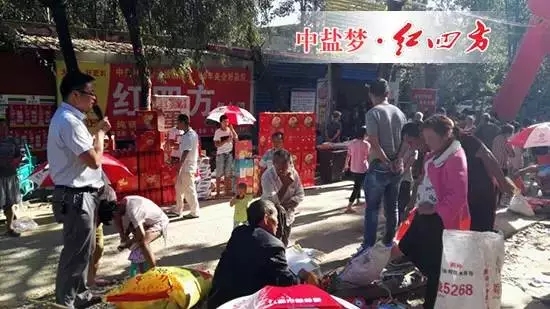 听了夏经理的专业介绍,村民们用掌声积极地响应 听了夏经理的专业介绍,村民们用掌声积极地响应