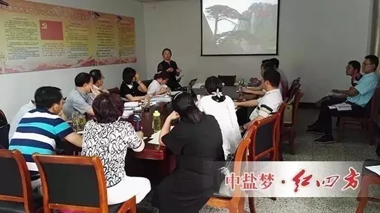 9月8日，中盐红四方新区生产基地迎来了一批特殊的客人——南京市江宁、六合、浦口、溧水、高淳5个区的耕地质量保护站负责人及技术骨干，他们兴高采烈地与红四方农化销售总监李守芳探讨测土配方施肥推广工作，观摩了红四方配方肥研发和生产现场。