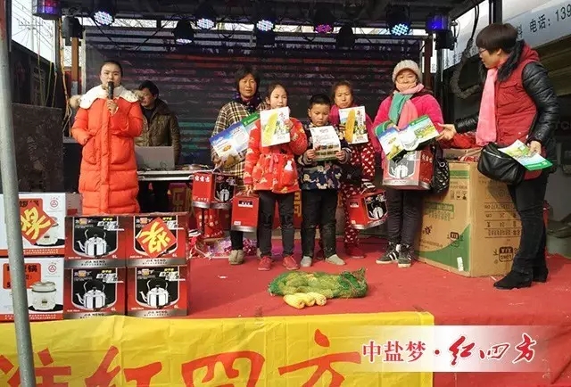 赶集农户们被这热闹的气氛吸引过来，纷纷上前定肥，预订10包种子何10包控失肥的农户可以抽奖，现场&ldquo;砸金蛋&rdquo;两枚，看着农户们一次次举锤砸金蛋，王慧芳大姐脸上堆满了笑容。